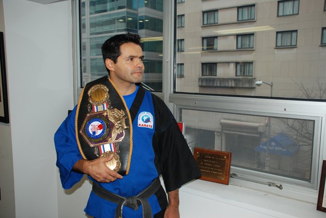 El atleta chileno Marco Sies llegó hace dos décadas a los Estados Unidos en busca de un futuro mejor y con la meta de convertirse en campeón mundial del kickboxing.