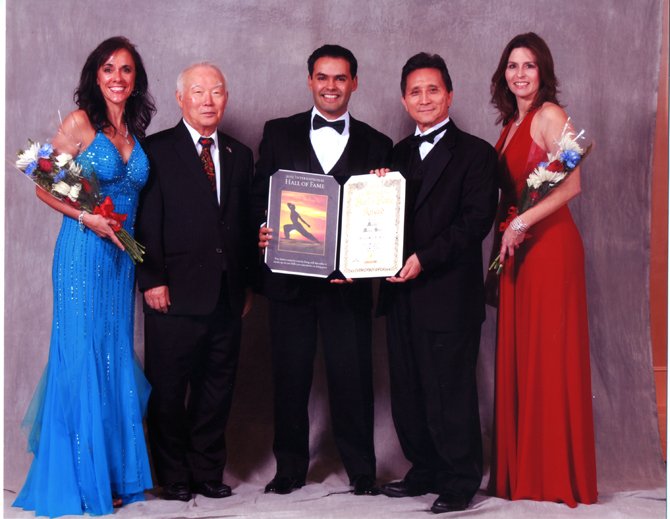 Marco Sies (centro) durante su inducción al Salón de la Fama de la revista “Martial Arts World”.