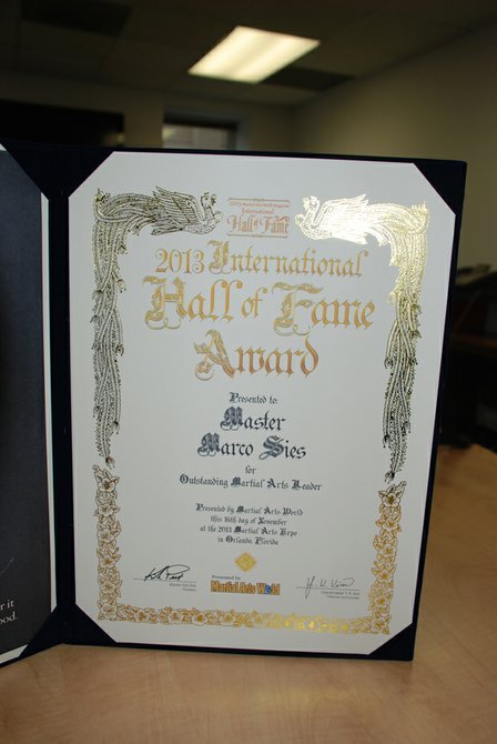 Certificado que acredita a Marcos Sies como miembro del Salón de la Fama de la revista “Martial Arts World”. 
