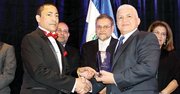 MODELO. Armando Mejía (der.) recibe el galardón de manos de H. Bonilla.