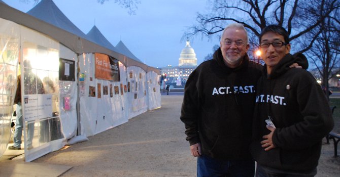El reverendo Jim Wallis (izq.), de la organización Sojouners, y el organizador Dae Joong Yoon, estuvieron en ayuno en la carpa frente al Capitolio que fue desmantelada el 12 de diciembe.