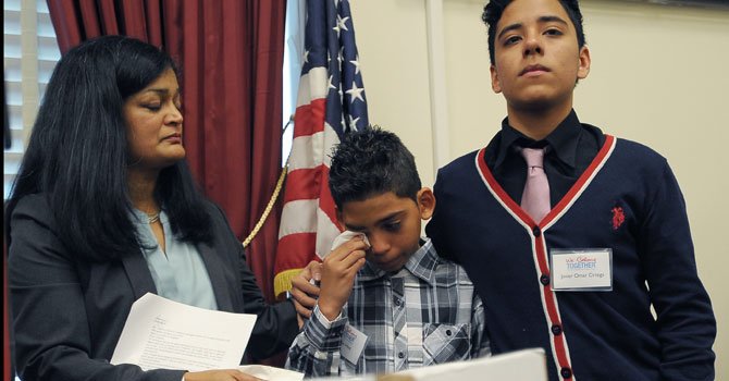 Charlie Hoz no pudo controlar las lágrimas luego de hablar sobre el impacto de las deportaciones en su familia en una conferencia en el edificio Rayburn en el Congreso el lunes 9. A su costado, Javier Ortega y la activista Pramila Jayapal, de la campaña “We Belong Together”.