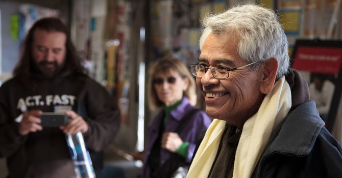 DE PIE. Después de haber sido dado de alta tras los 22 días de ayuno, Eliseo Medina regresa el viernes 6 a la carpa donde otros activistas continúan el ayuno por la reforma migratoria en el Mall de Washington frente al Capitolio.