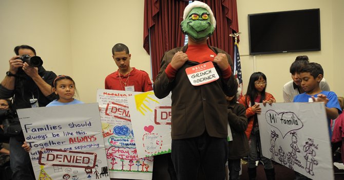 El personaje Grinch, en una mini-obra teatral en el Capitolio el martes 10 de diciembre, intentó desvanecer los sueños de los niños nacidos en EE.UU. de padres indocumentados.