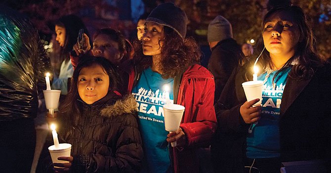 “Dreamers” en una vigilia reciente frente a la casa del presidente de la Cámara de Representantes, John Boehner.