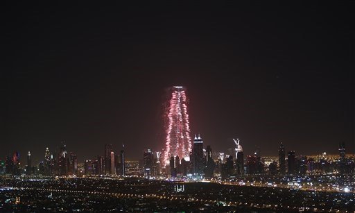 El edificio más alto del mundo en Dubai, Emiratos Árabes, con fuegos artificiales