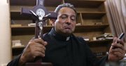 Gregorio López, vicario de Apatzingán, pide a sus fieles que ayuden al Gobierno a luchar contra un cártel de las drogas en Michoacán.