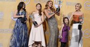 "Modern Family" recibió el premio al mejor elenco de una serie de comedia, que aceptó la estrella colombiana Sofía Vergara,