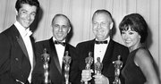 En esta foto del 9 de abril de 1962, los ganadores del Oscar por "West Side Story", de izquierda a derecha: el actor George Chakiris, los codirectores Jerome Robbins y Robert Wise y la actriz Rita Moreno, posan tras recibir sus estatuillas en Santa Mónica, California. Moreno, actriz, bailarina y cantante puertorriqueña de 81 años, recibirá el premio a la trayectoria del Sindicato de Actores de la Pantalla (SAG) el sábado 18 de enero del 2014 en Los Angeles. (AP Foto, Archivo)
