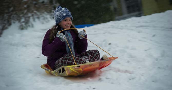 Elizabeth Desmond se desliza en la nieve durante la nevada del pasado 21 de enero en Takoma Park, Maryland