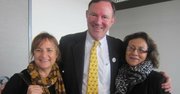 Donald Graham, ex dueño de The Washington Post y El Tiempo Latino, con Lori Kaplan (izq.) del Latin American Youth Center y María Gómez de Mary’s Center.