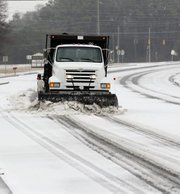 Una máquina quitanieves trabaja en una carretera en Avondale Estates, Georgia. La tormenta invernal "Pax" azota el sur de la nación, desde Kentucky a Georgia y Carolina del Norte y el Sur.