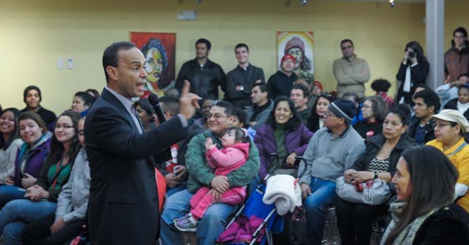 El Congresista Gutiérrez se dirige a los inmigrantes en CASA de Maryland.