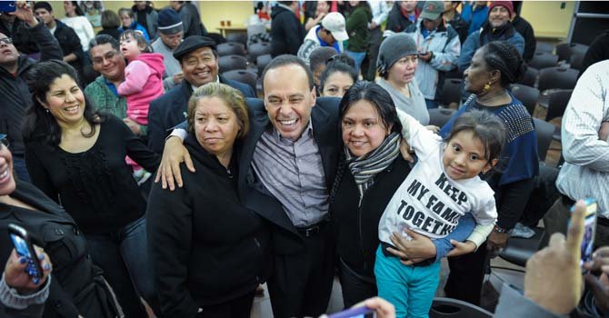 Al finalizar la charla con la comunidad de Langley Park, Maryland. El Congresista Gutiérrez (centro) se tomó fotos con los residentes en la sede de CASA de Maryland, el 11 de febrero de 2014