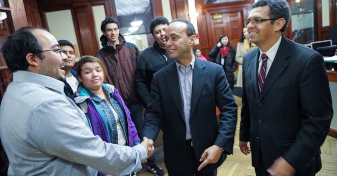 El Congresista Luis Gutiérrez (centro), llega el 11 de febrero a CASA de Maryland y saluda a Jose Aguiluz (Izq). Observa, el director ejecutivo de CASA, Gustavo Torres