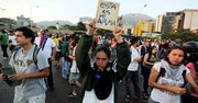 Manifestación en Caracas el jueves 13 de febrero de 2014 contra la violenta represión de los estudiantes el día anterior. El gobierno y la oposición se culparon mutuamente por los choques de la víspera, cuando partidarios del gobierno que se desplazaban en motos dispararon contra un grupo de manifestantes que habían chocado con la policía. (Foto AP/Fernando Llano)