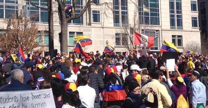 Gracias a Julie Rios Little por enviarnos esta crónica visual de la concentración en DC e solidaridad con Venezuela el sábado 22 de febrero.