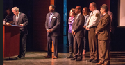 Concejal Andrews, Presidente del Concejo Craig, el Ejecutivo de Montgomery Leggett y otras autoridades mostraron su compromiso con la causa declarando febrero Mes para la Prevención de la Violencia entre Parejas Adolescentes en el Condado de Montgomery.