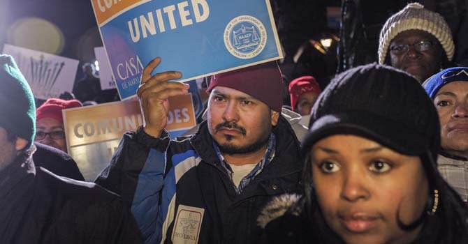 Victor Medrano (centro), hundureño, trabajador en la construcción, participó en la concentración en Annapolis, capital de Maryland, a favor del aumento del salario mínimo,un alto a las ejecuciones hipotecarias y la reforma migratoria. La manifestación fue convocada por CASA de Maryland y la NAACP, el lunes 24 de febrero de 2014.