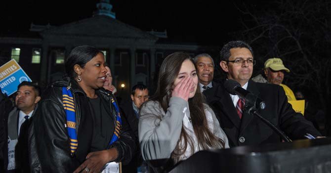 Aisha Braveboy (izq.), Delegada estatal, junto a Cinthia Ayala (Centro), estudiante y Gustavo Torres, Dir. de CASA de Maryland. La joven Ayala se limpia unas lagrimas al relatar como la policía detuvo a su padre en el tráfico y posteriormente fue deportado.