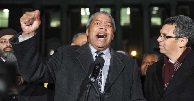 Gerald Stansbury, Pdte. NAACP, se dirige a los asistentes a la concentración ante el capitolio de Annapolis, MD. El lunes 24 de febrero. Observa, Gustavo Torres, Dir. CASA.