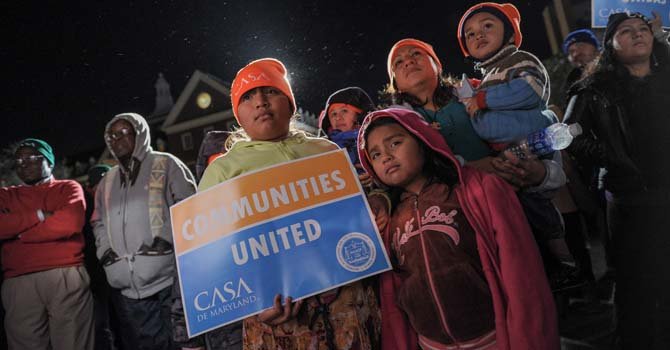 La mexicana María Guardado, junto a sus hijos, frente al Capitolio de MD, el pasado 24 de Feb. La familia se acercó hasta Annapolis apoyando el aumento al salario minimo entre otras reivindicaciones apoyadas por CASA de Maryland y NAACP.