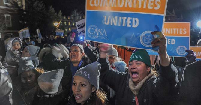 La hondureña Carmen Paz (gorra verde), sostiene su pancarta, el pasado 24 de Febrero en Annapolis en la concentración convocada por CASA y NAACP.