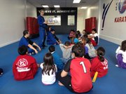 El instructor Scott Shernoff de la The Master Method Academy dicta una charla sobre "bullying" a los alumnos en la sede de esa academia de karate en Collesville, Maryland.