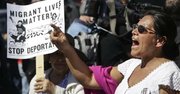 Estella Jiménez, del grupo Angeles de la Frontera, encabeza un coro de consignas a favor de los Dreamers que entraron a Estados Unidos desde Tijuana, México, en el puerto de entrada. o. (AP Photo/Lenny Ignelzi)