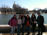 Jóvenes peruanos que visitaron el domingo 9 de marzo de 2014 el Espejo de Agua y las estatuas históricas en los alrededores del Congreso de Estados Unidos en Washington, DC.
