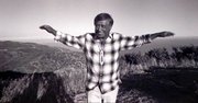 El fotógrafo Víctor Alemán siguió a Chávez durante los años 60. Esta foto fue tomada en las montañas de Santa Mónica, California. -Vía EFE-