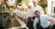 El gerente general de Taberna del Alabardero delante del grupo de cocina del restaurante de Washington, DC, cuyo Chef ejecutivo es Javier Romero.