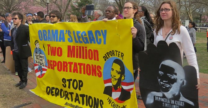Estudiantes universitarios se unieron a la manifestación proinmigrante frente al Lafayette Park, en DC.