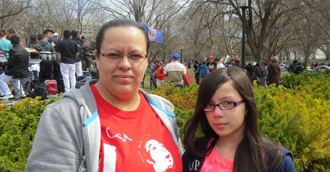 La inmigrante hondureña Karen Fiallo fue a la manifestación del sábado 5 con su hija Katherine, de 11 años, nacida en Estados Unidos.