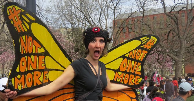La joven activista Janelle Treibitz se disfrazó de mariposa el sábado 5 de abril para protestar contra las deportaciones.
