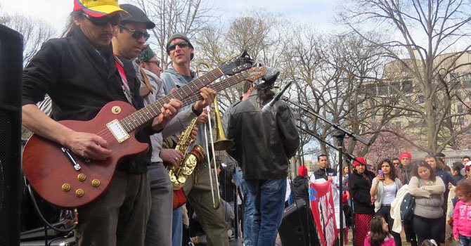 Los músicos pusieron el ritmo a la marcha contra las deportaciones el sábado 5.