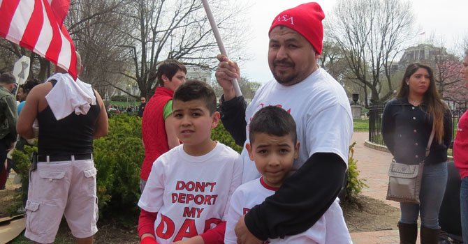 El mexicano Alonso Amador, con sus hijos Raúl y Alonso, durante la marcha del sábado 5.