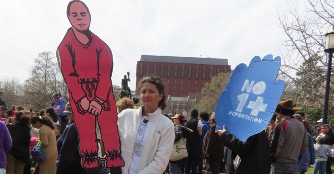 En la marcha del sábado 5, la salvadoreña Frida Larios llevó una imagen en cartón de un hombre encadenado que “representa el padre de una familia detenida.