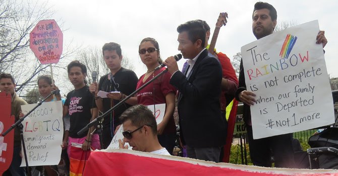 Activistas de la comunidad LGBTQ exigieron respeto a los derechos de los inmigrantes en la protesta del sábado 5.