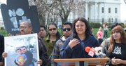 Naira Zapata, cuyo esposo Ardany Rosales fue deportado, inició una huelga de hambre el martes 8 frente a la Casa Blanca junto con otros dos activistas. A la izquierda, un hombre muestra un letrero con la foto del padre y el hijo Pablito. A la derecha, la "dreamer" Reyna Montoya.
