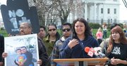 Naira Zapata inició el martes 8 de abril una huelga de hambre ante la Casa Blanca por la reunificación familiar y contra las deportaciones.