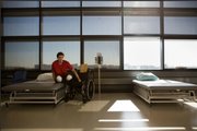 Su balance y fuerza han mejorado, al punto de no necesitar una tabla de apoyo para moverse de la silla a la cama | Foto: Josh Haner/The New York Times
