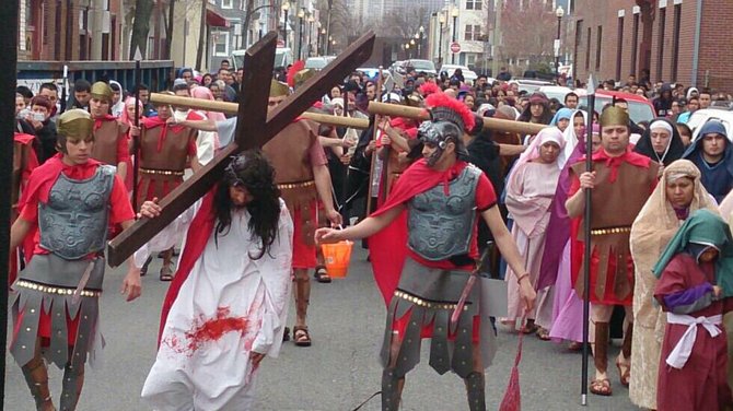 Via Crucis el Viernes Santo en East Boston.
Fuente: Las Parceritas