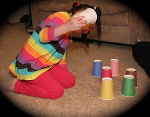 Juego de esconder con vasos de cartón