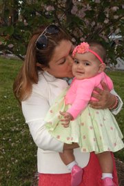 Karen Palomo y su niña Mía, de ocho meses. Su hijo mayor, Matthew tiene 8 años.