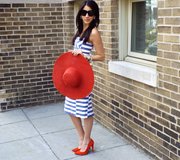 Un vestido sencillo que realza con los accesorios rojos: sombrero y zapatos.