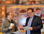 Rafael Ulloa de MásTV/El Planeta entrevistando a Steven Snyder, vicepresidente de desarrollo de EBNHC