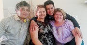 TÍOS. Wilber Bolaños abraza a sus tías, Rosa Bolaños (izq.) y Crista Bolaños-Lobo, con quien vive en Alexandria. Al extremo izq. su tío Florencio Lobo.