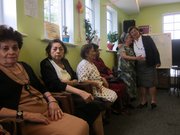 DAMAS. Rosa Pizzi abraza a María Urbina durante una charla de salud en el local de la calle Calvert, el lunes 2 de junio.