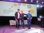 TRES. Lucas Leys (centro) ora por Jesus Adrián Romero (izq.) y Danilo Montero, dos de las voces más conocidas del ámbito cristiano latino. 
